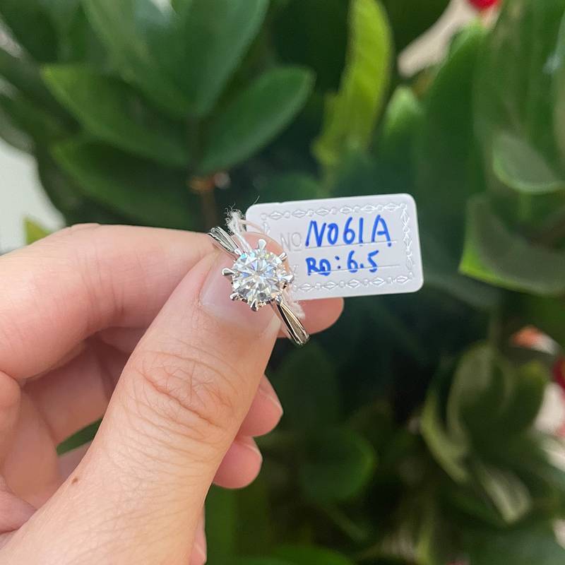 花苞六爪女戒S925银镀白金定制主石莫桑钻1.0ct/副石高碳钻